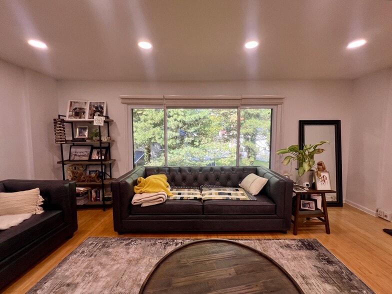 Building Photo - 919 Putnam Blvd