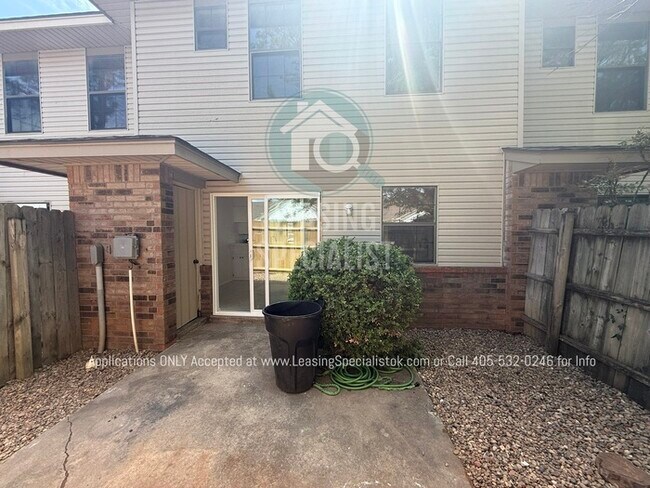 Building Photo - West Norman 2 Bed 1.5 Bath Townhouse Available for Your Immediate Move!