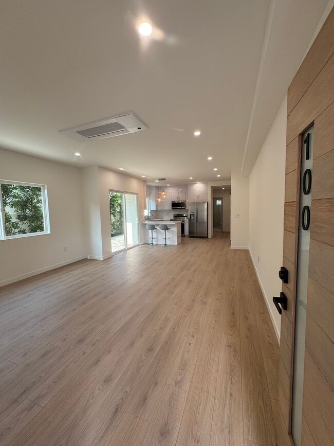 Building Photo - Spacious 1000 Sq. Ft. Single-Floor Back AD...