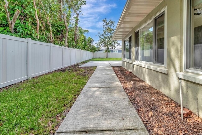 Building Photo - 205 S Woodland St