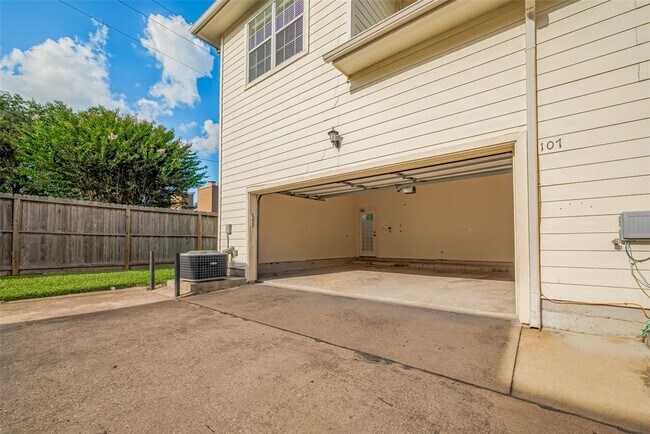 Building Photo - 2865 Westhollow Dr
