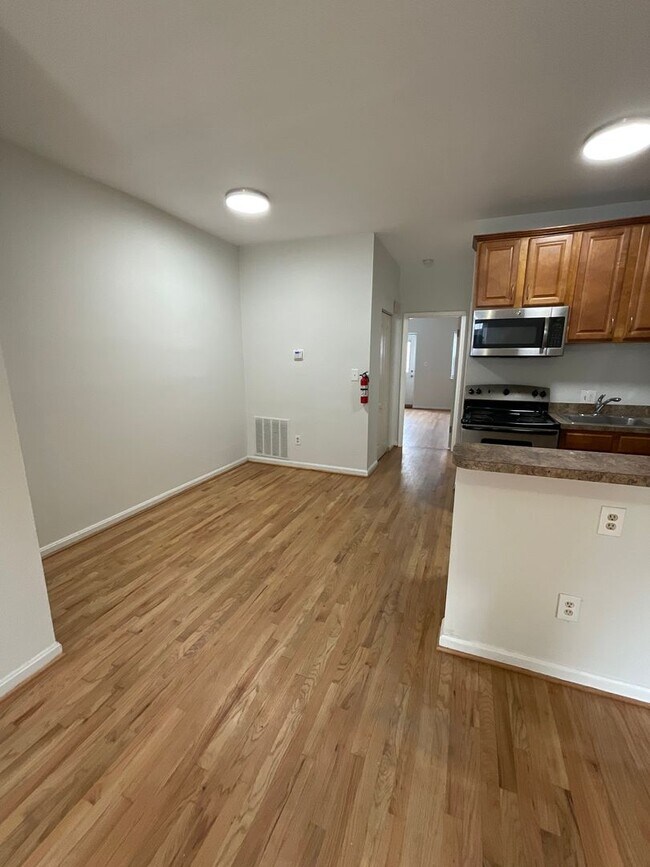 Building Photo - 211 Bates St NW