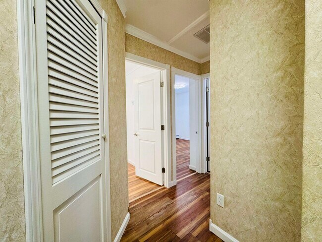 Building Photo - 16 W 51st St