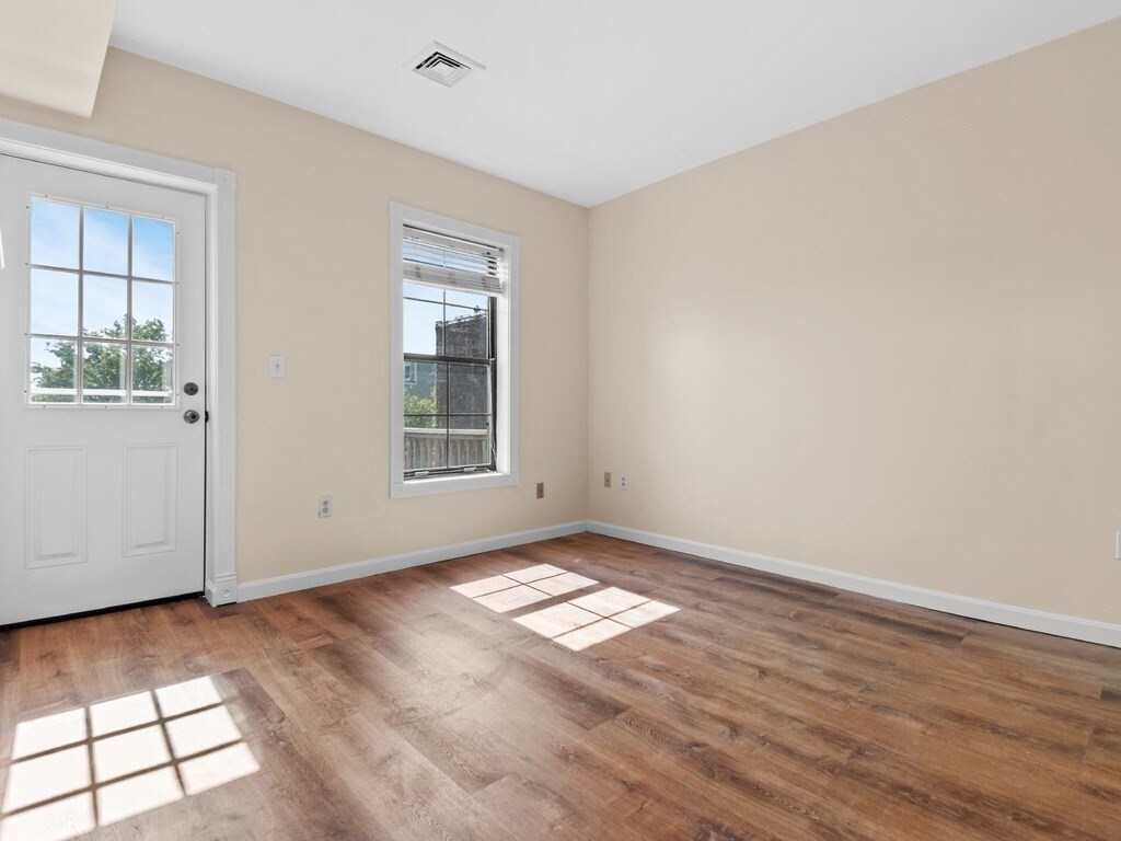 Building Photo - 18 Monument Sq