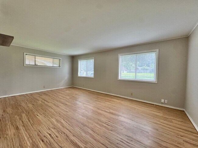 Building Photo - For Rent – Spacious Home Next to Spring Lake Park!
