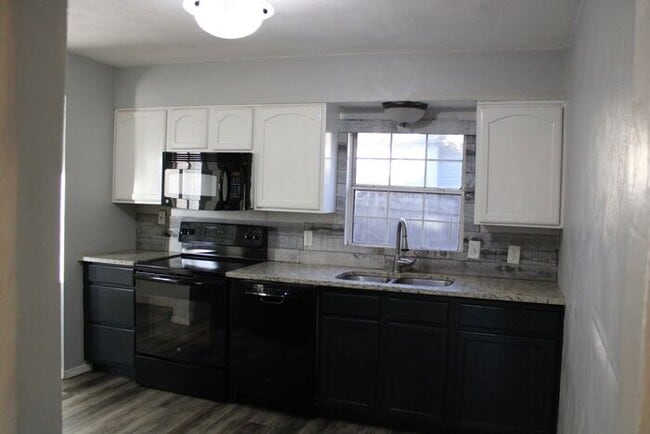 Building Photo - Cozy 2-Bed In Home in Old Colorado City an...