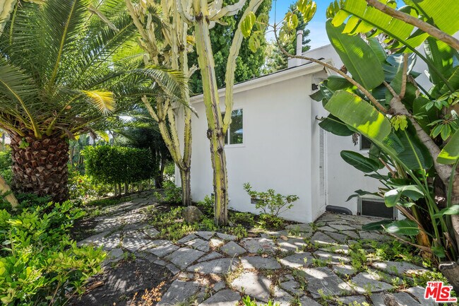 Building Photo - 739 Westbourne Dr
