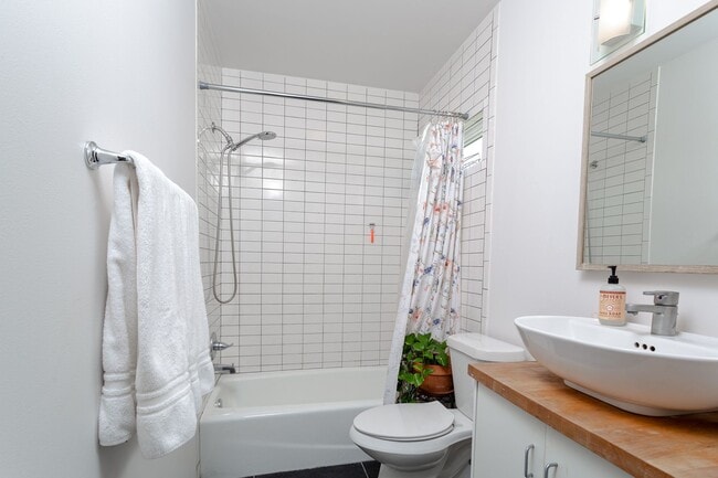 Building Photo - Cozy 1/BR 1/BA with Private Balcony & Mode...