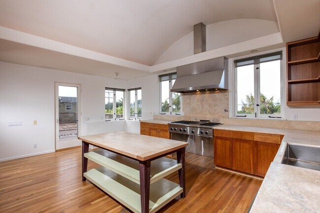 Building Photo - 1090 Devonshire Dr