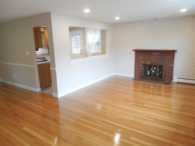 Building Photo - 166 Totten Pond Rd