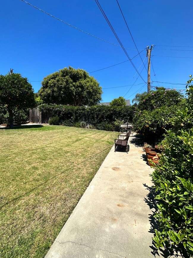 Building Photo - 3BD/1BA HUGE BACKYARD in Point Loma!