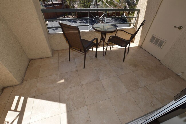 Building Photo - 220 E Flamingo Rd