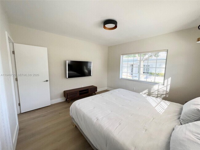 Building Photo - 1129 NE 111th St