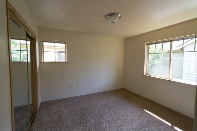 Building Photo - Nice 3 Bed Upstairs Flat - Walking Distance to Campus!