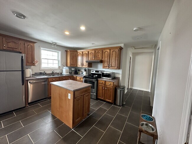 Building Photo - Executive-Style 3BR Single-Family Home on Quiet Dead-End Street – South Portland