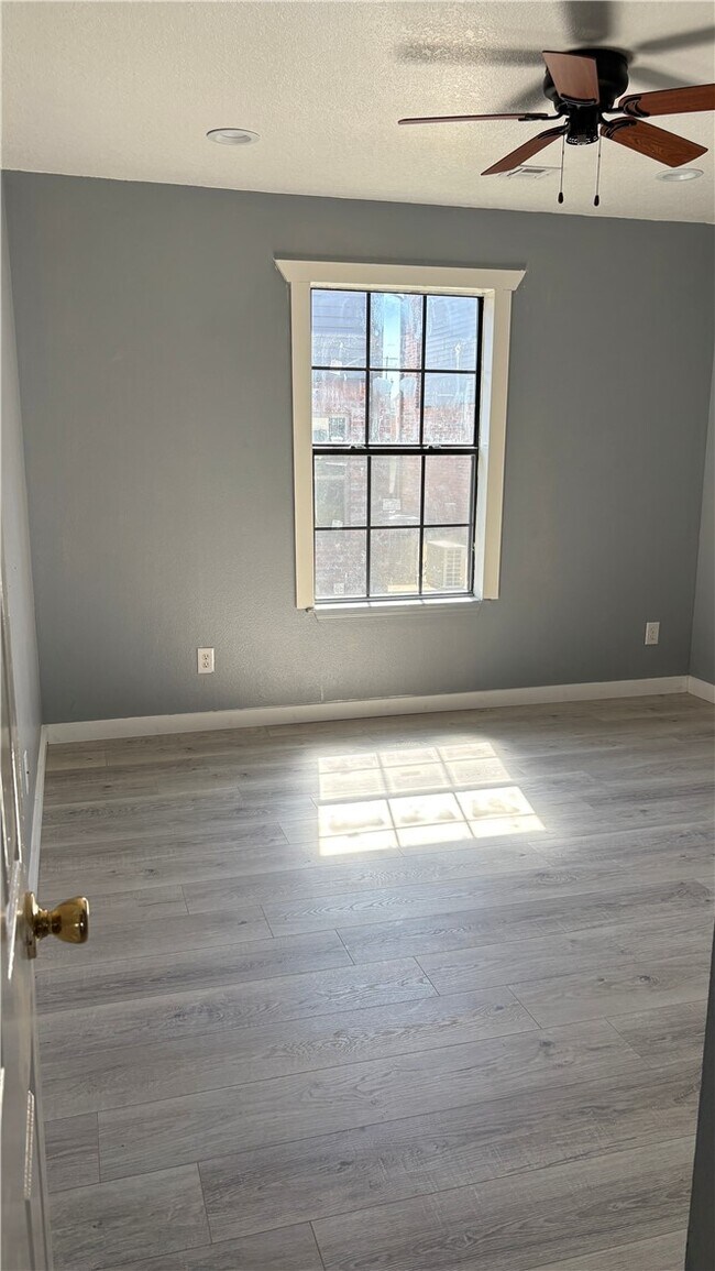 Building Photo - 619 E 1st St