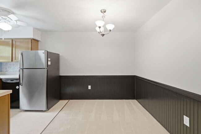 Building Photo - Lakeside End-Unit Condo Near Metro Convenience
