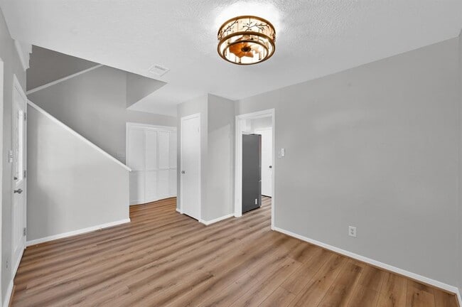 Building Photo - 3843 Knollcrest Dr