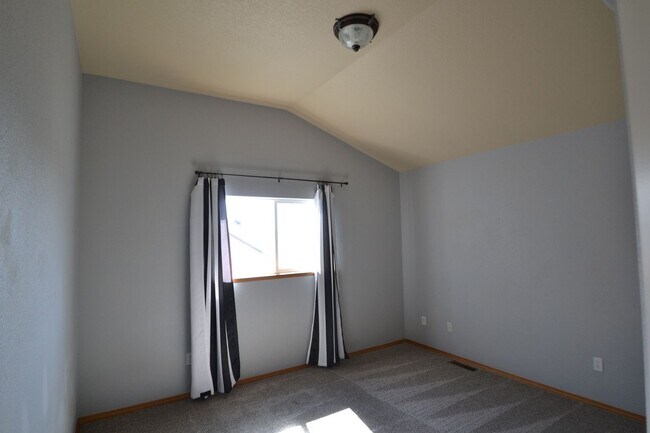 Building Photo - 6 Bed, 3.5 Bath Home Available Now!