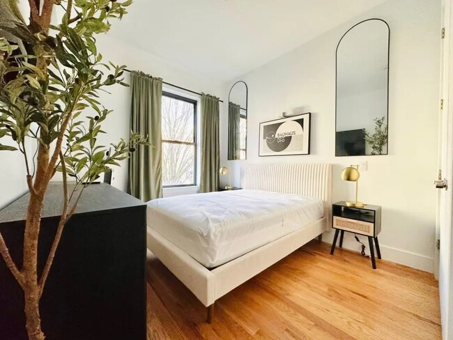 Building Photo - Furnished room/NOT APARTMENT