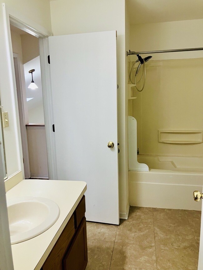 Building Photo - 3524 Willowview Ct