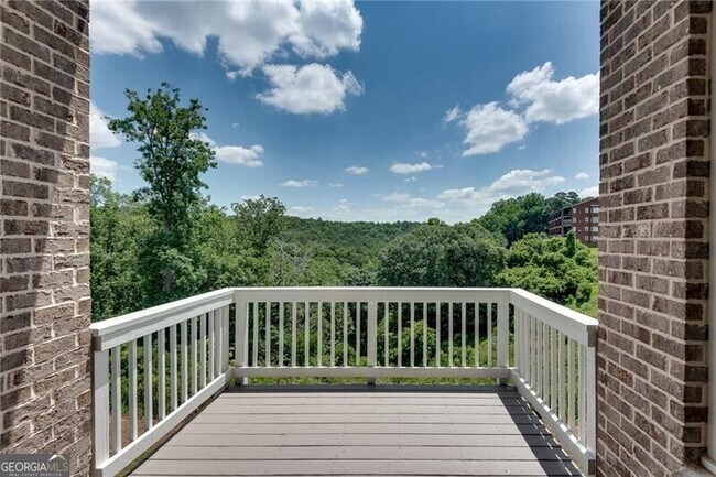 Building Photo - 425 Maplewood Dr