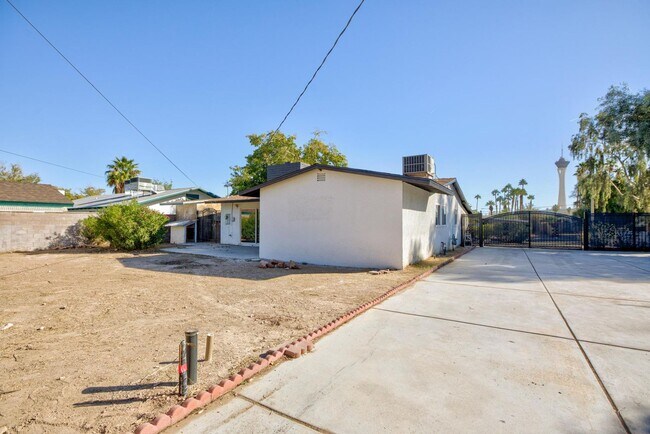 Building Photo - 3 bed and 2 bath with big yard for boat an...