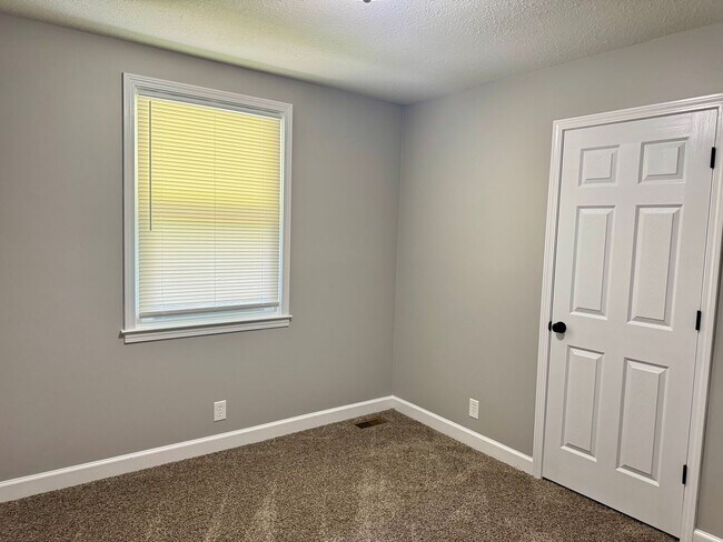 Building Photo - Beautiful Country Setting! Brick 3 Bed/2 B...