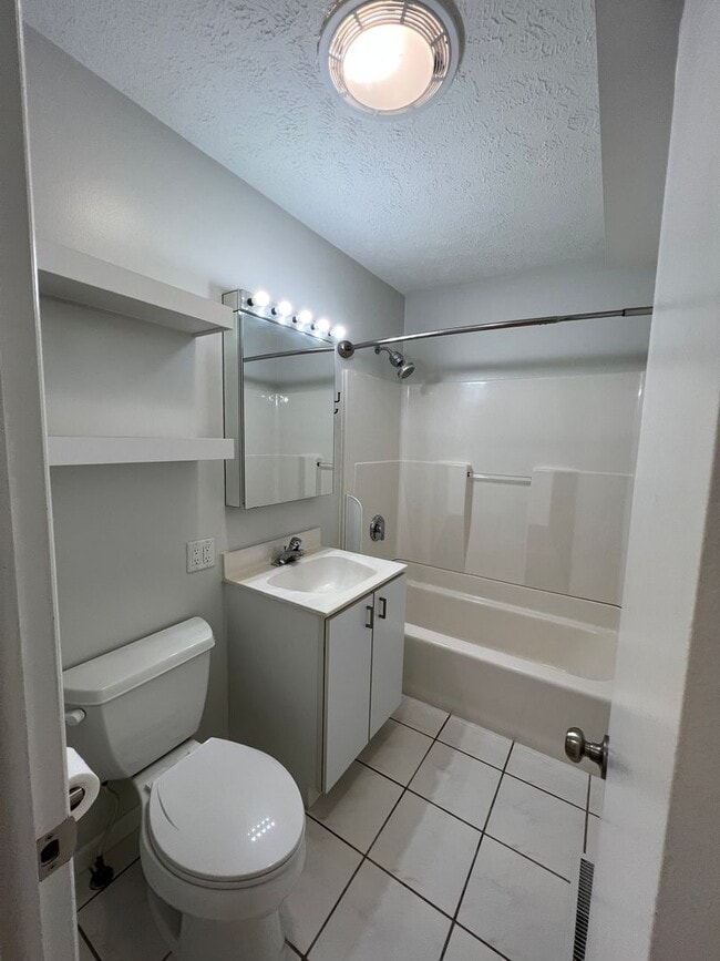 Building Photo - The Little Bungalow of Your Dreams Near East Bay! 2BR / 1BA Long-Term Rental