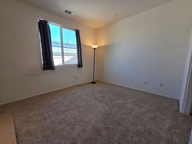 Building Photo - New Listing!