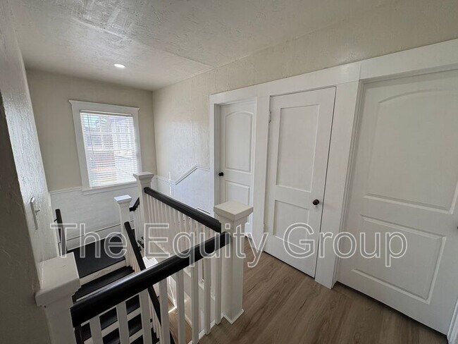 Building Photo - 209 E 11th St