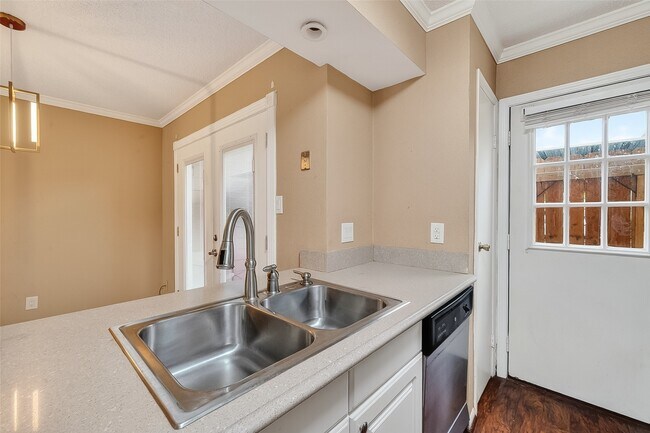 Building Photo - 10615 Briar Forest Dr