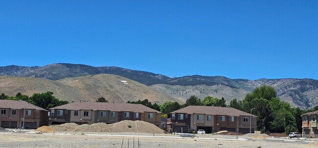 Building Photo - Arbor Villa Town House - Pet on Approval