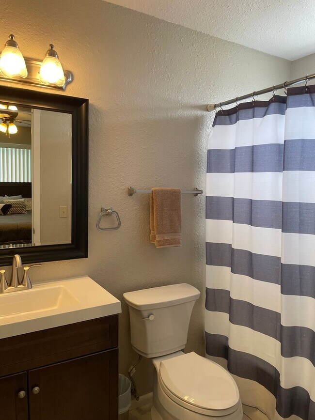 Building Photo - Move in ready condo, ground floor and includes utilities.