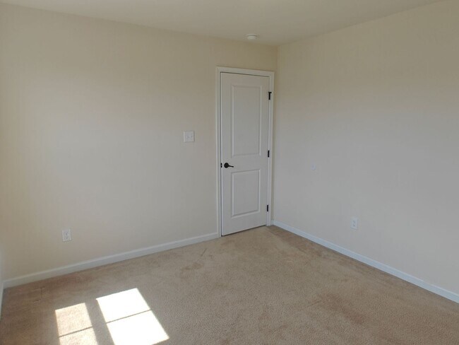 Building Photo - Large 4 bedroom home with recreational roo...