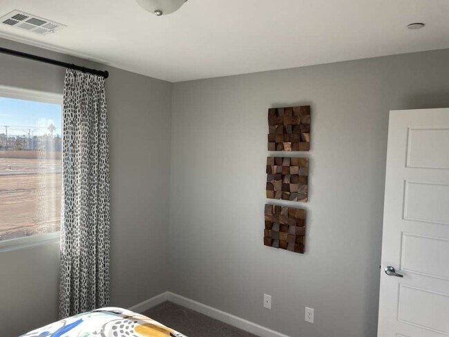 Building Photo - 3 Bedrooms Townhouse For Rent