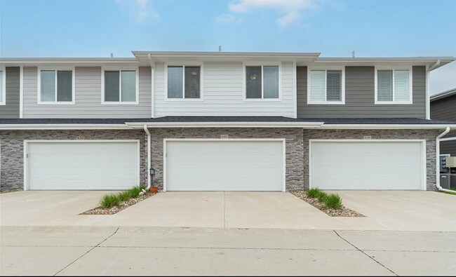 Building Photo - 640 SE Westown Pky