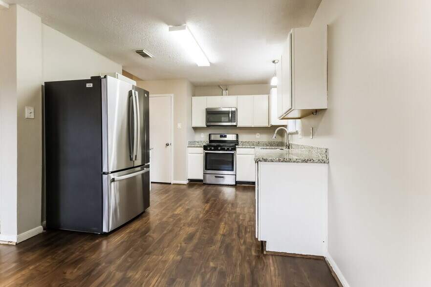 Building Photo - 28906 Loddington St