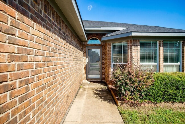 Building Photo - Welcome Home- Stylish 3 Bedroom, 2 Bath Ho...