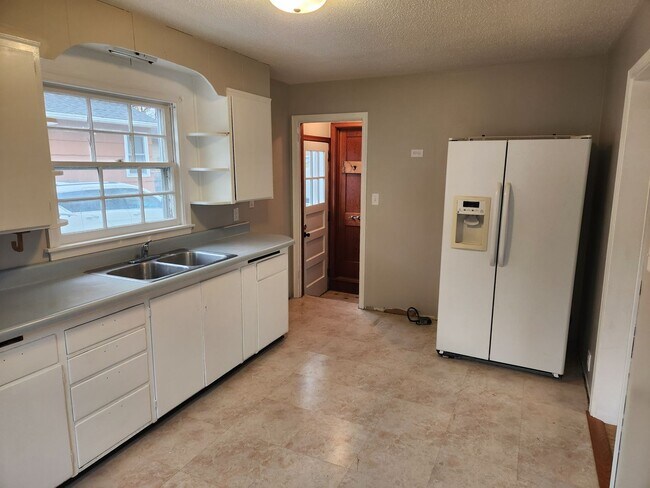 Building Photo - 4 bed 1 bath single family house.