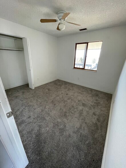 Building Photo - 2210 Split Rock Dr
