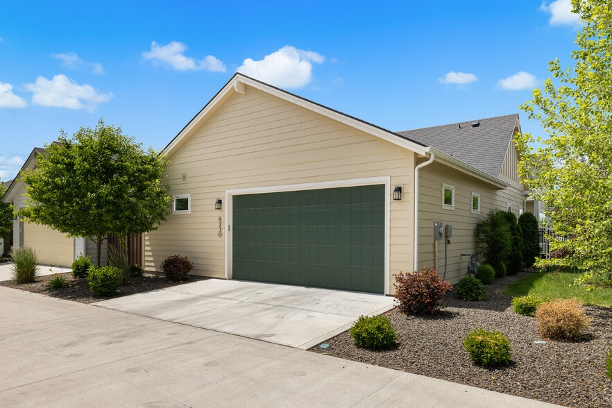 Building Photo - 6230 N Bolsena Ln
