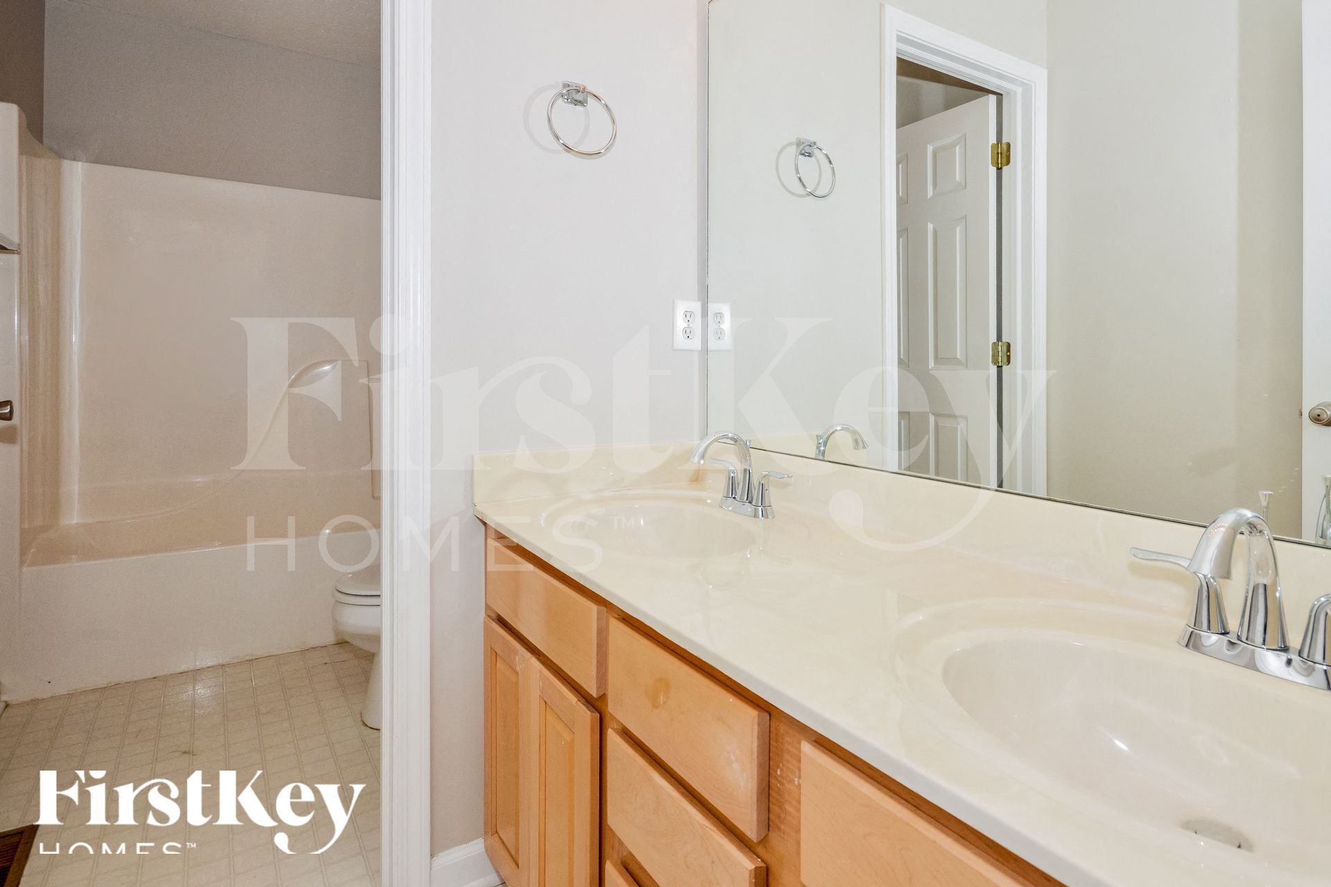 Building Photo - 7081 Village Oaks Dr