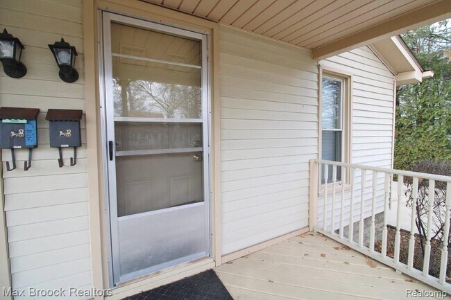 Building Photo - 368 S Wing St