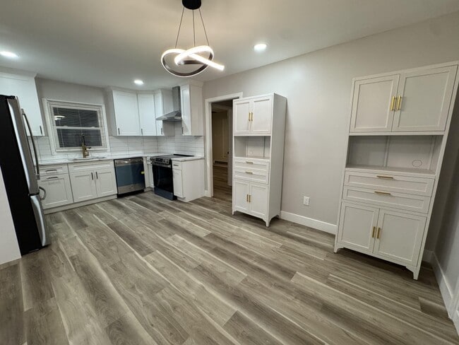 Building Photo - 24 Pilgrim Ln