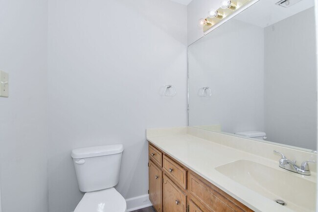Building Photo - 2 Bed Townhouse!
