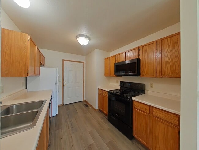 Building Photo - Townhouse-style End unit 3BD, 1.5 BA with attached garage