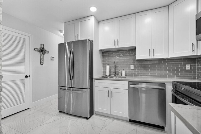 Building Photo - 6279 Bay Club Dr