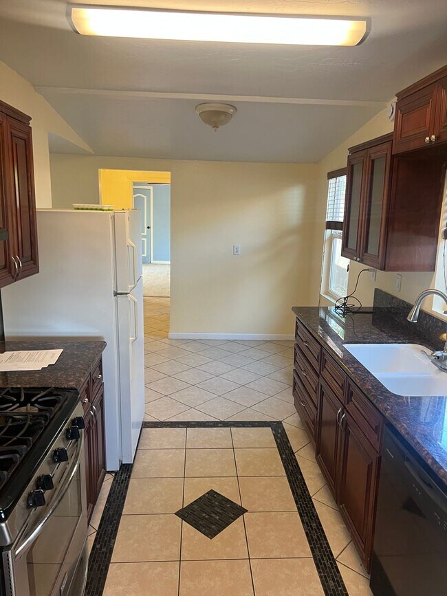 Building Photo - **NOVEMBER FREE** La Cresta Home with Pool