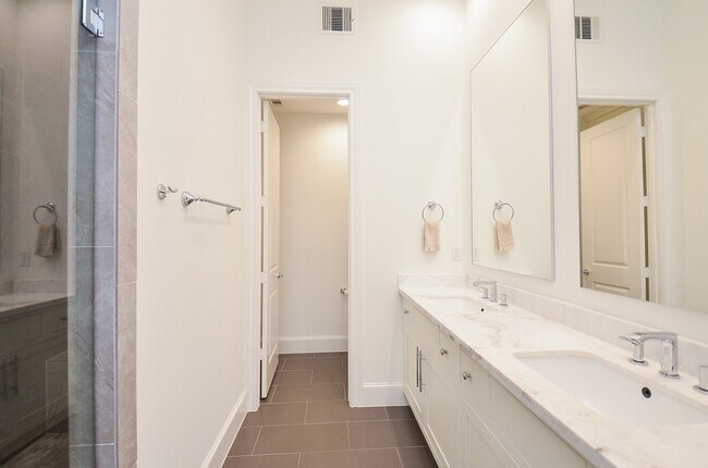 Building Photo - 6125 Cottage Grove Lake Dr